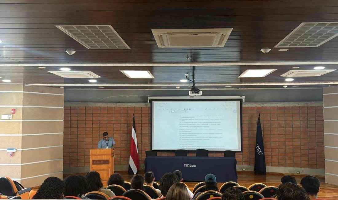 Charla académica en el auditorio del TEC