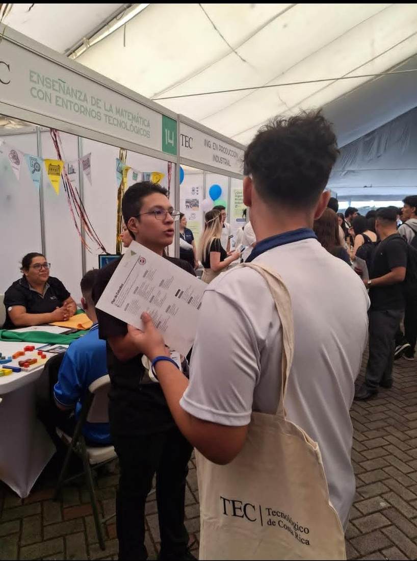Estand de MATEC en la feria vocacional del TEC