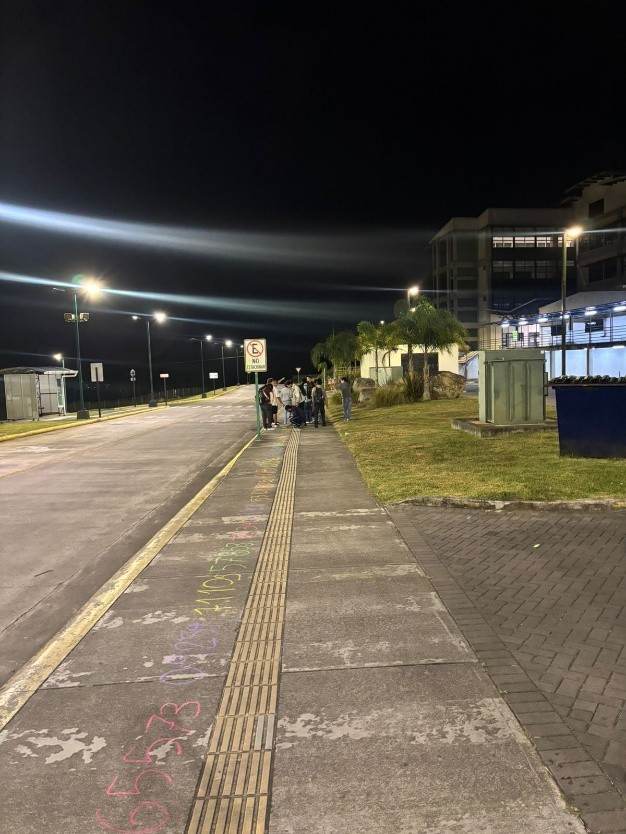 Estudiantes de MATEC reunidos en una parada nocturna del TEC