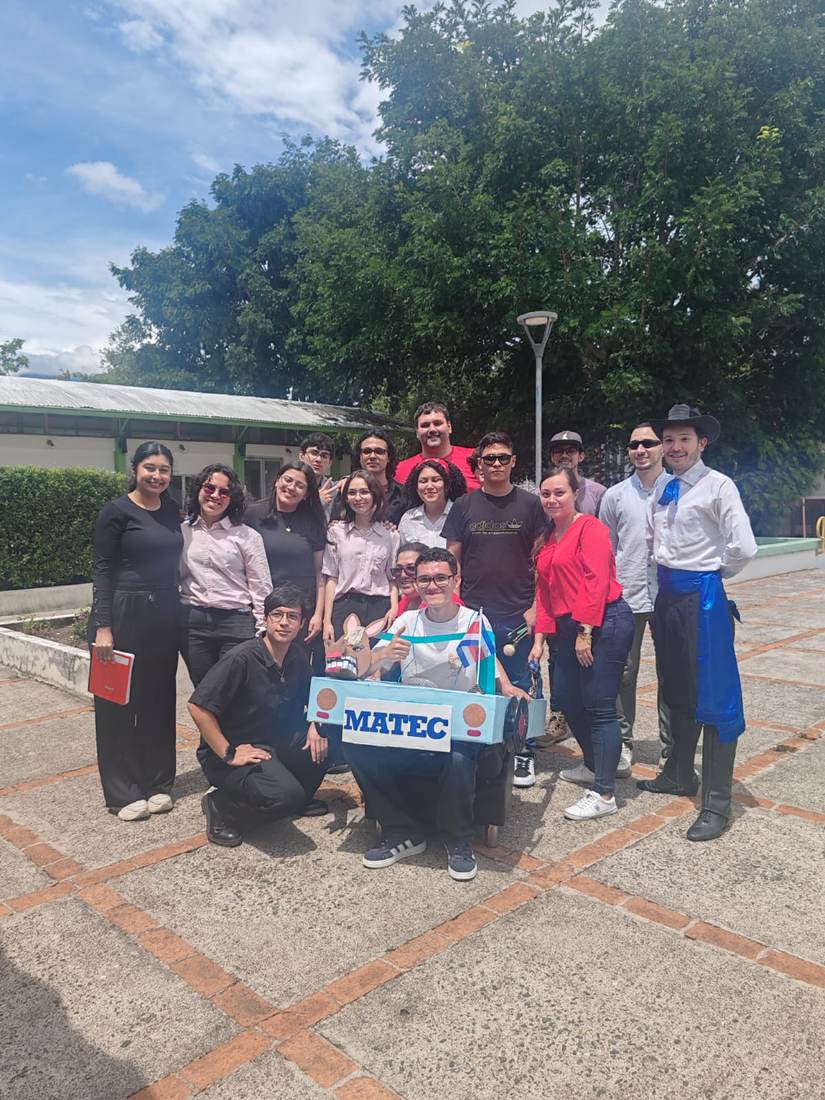 Estudiantes de MATEC con una carreta decorada en la Semana de la Carrera
