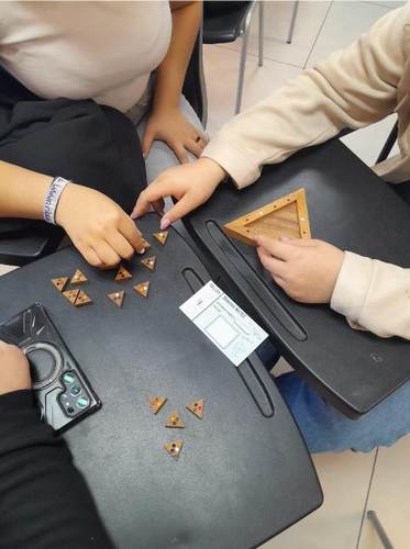 Estudiantes armando figuras geométricas en un taller de MATEC